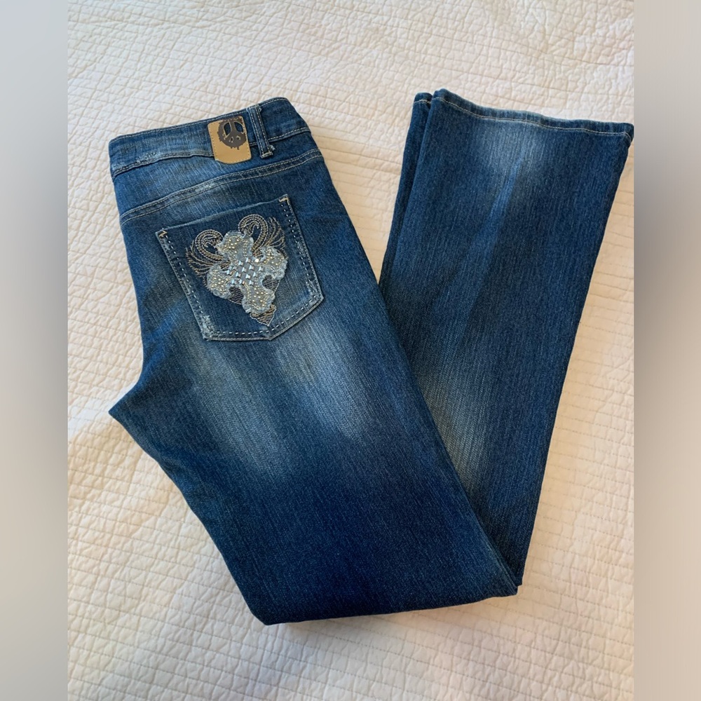 True Freedom Juniors Arnie Mid Rise Stone Wash Flared Jeans.Size 9. SKU 296